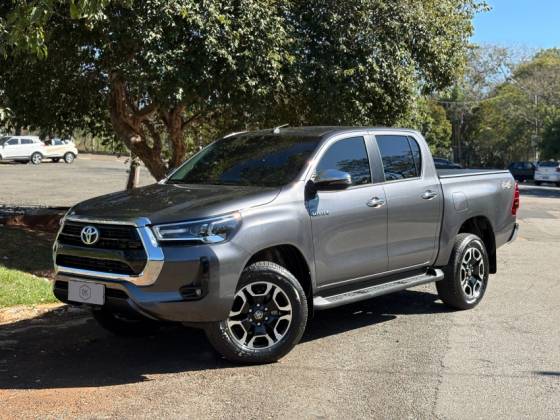 TOYOTA HILUX 2.8 D-4D TURBO DIESEL CD SRV 4X4 AUTOMÁTICO